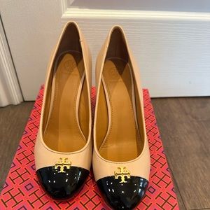 SZ 9.5 NWT Tory Burch round closed toe wedges two tone
